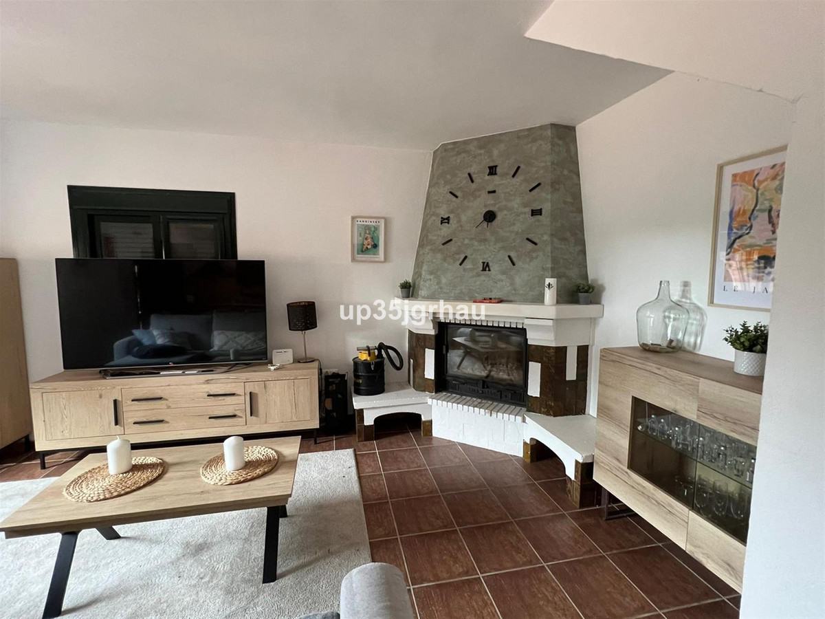 6 Bedroom Villa for Sale in Estepona — 9