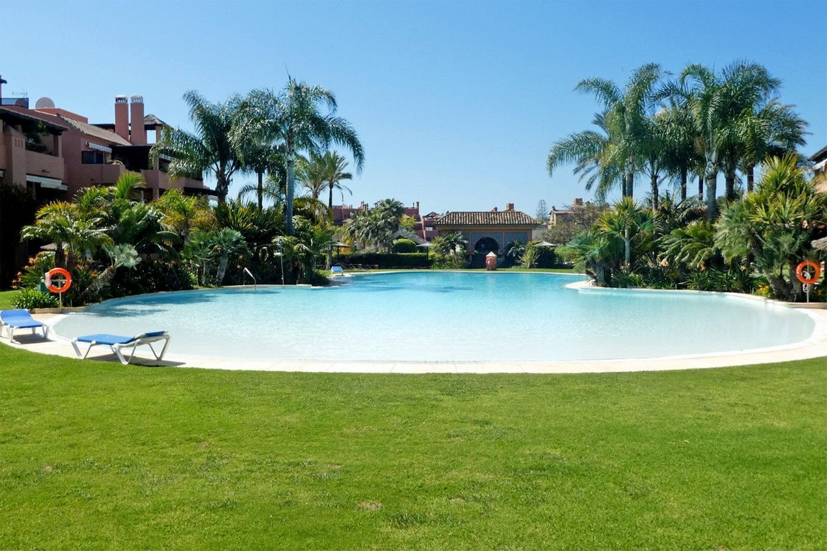 2 Bedroom Apartment for Sale in Guadalmina Baja