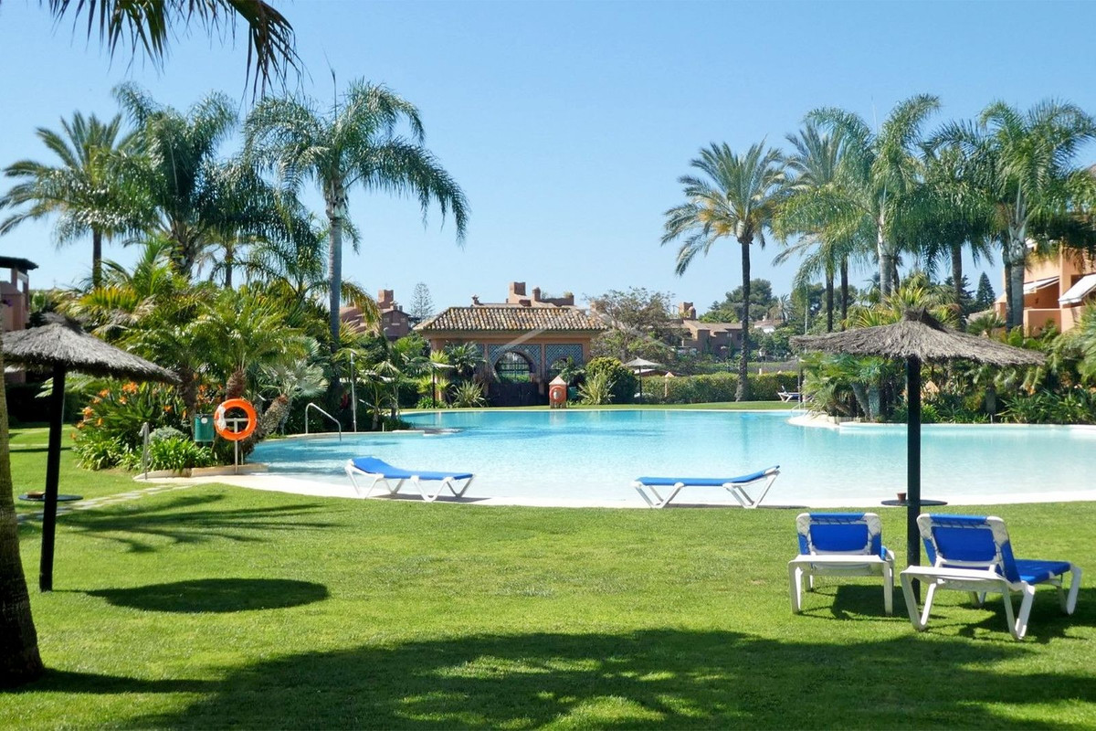 2 Bedroom Apartment for Sale in Guadalmina Baja — 2