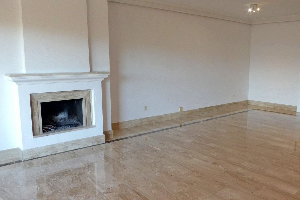 2 Bedroom Apartment for Sale in Guadalmina Baja — 5