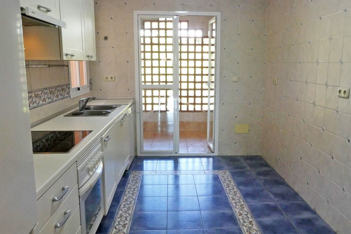 2 Bedroom Apartment for Sale in Guadalmina Baja — 6