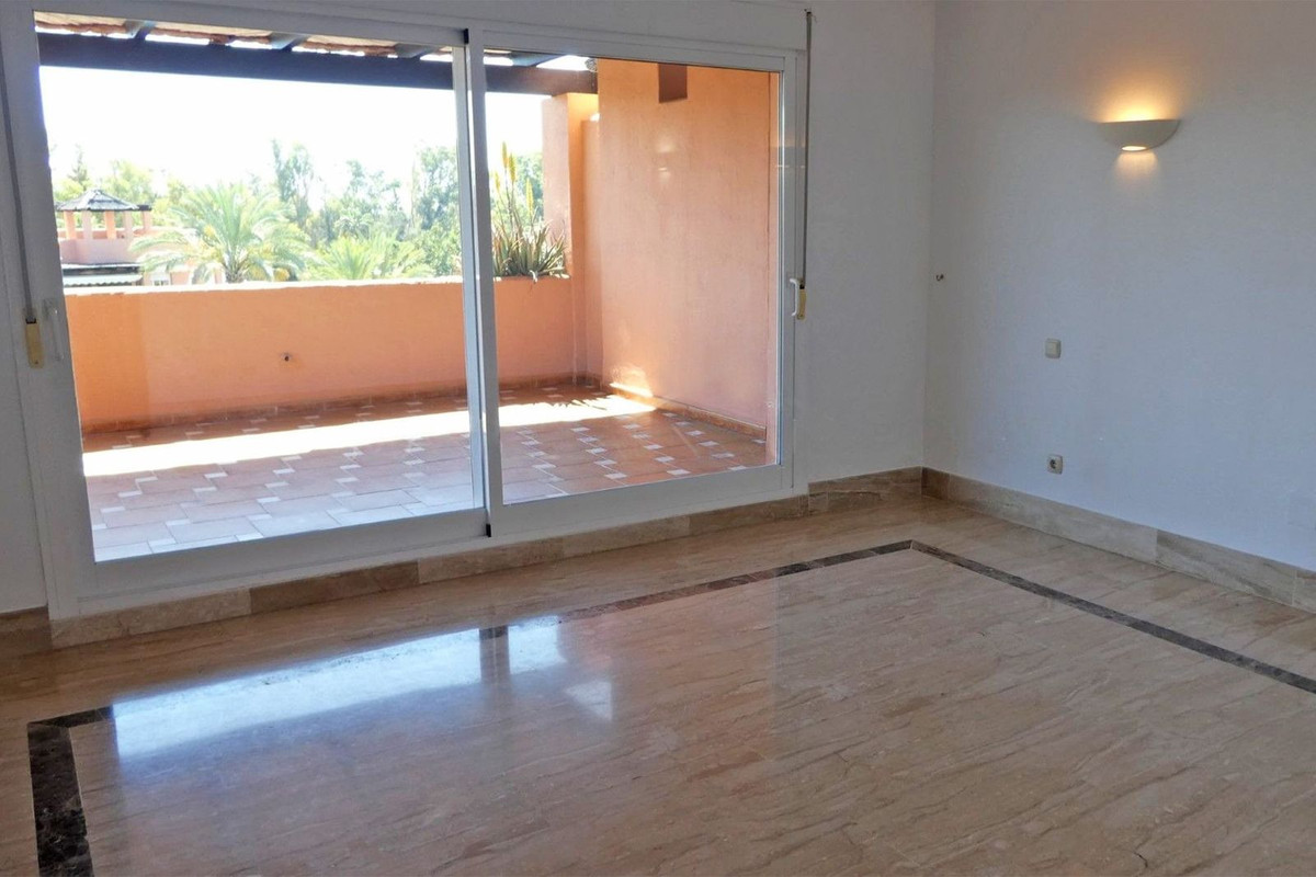 2 Bedroom Apartment for Sale in Guadalmina Baja — 8
