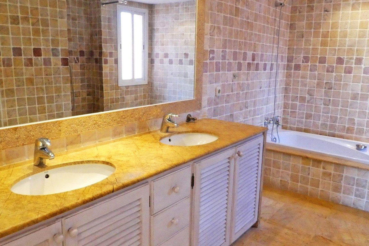 2 Bedroom Apartment for Sale in Guadalmina Baja — 9