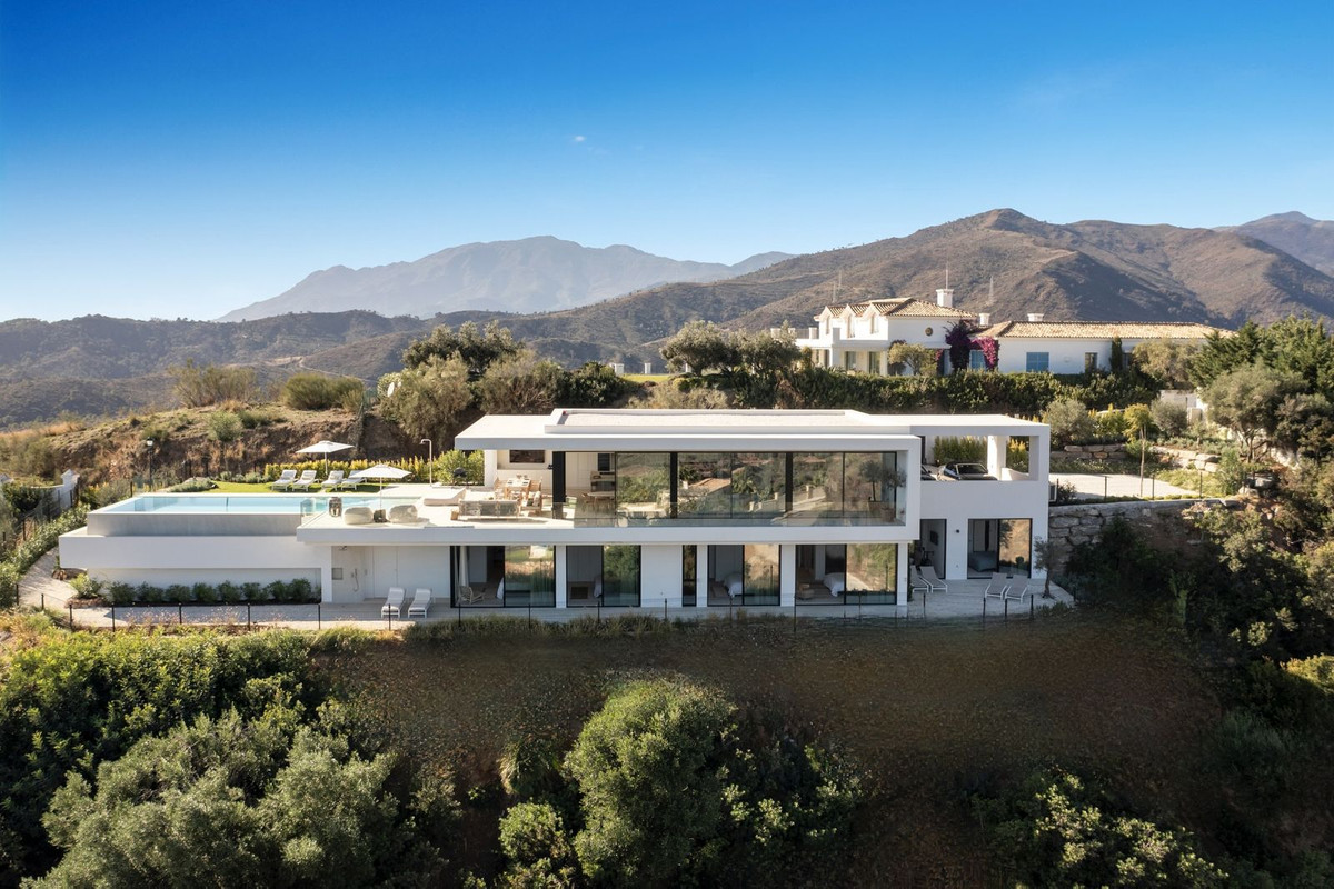 6 Bedroom Villa for Sale in Benahavís