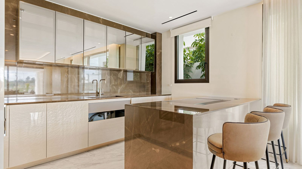 4 Bedroom Apartment for Sale in The Golden Mile — 6