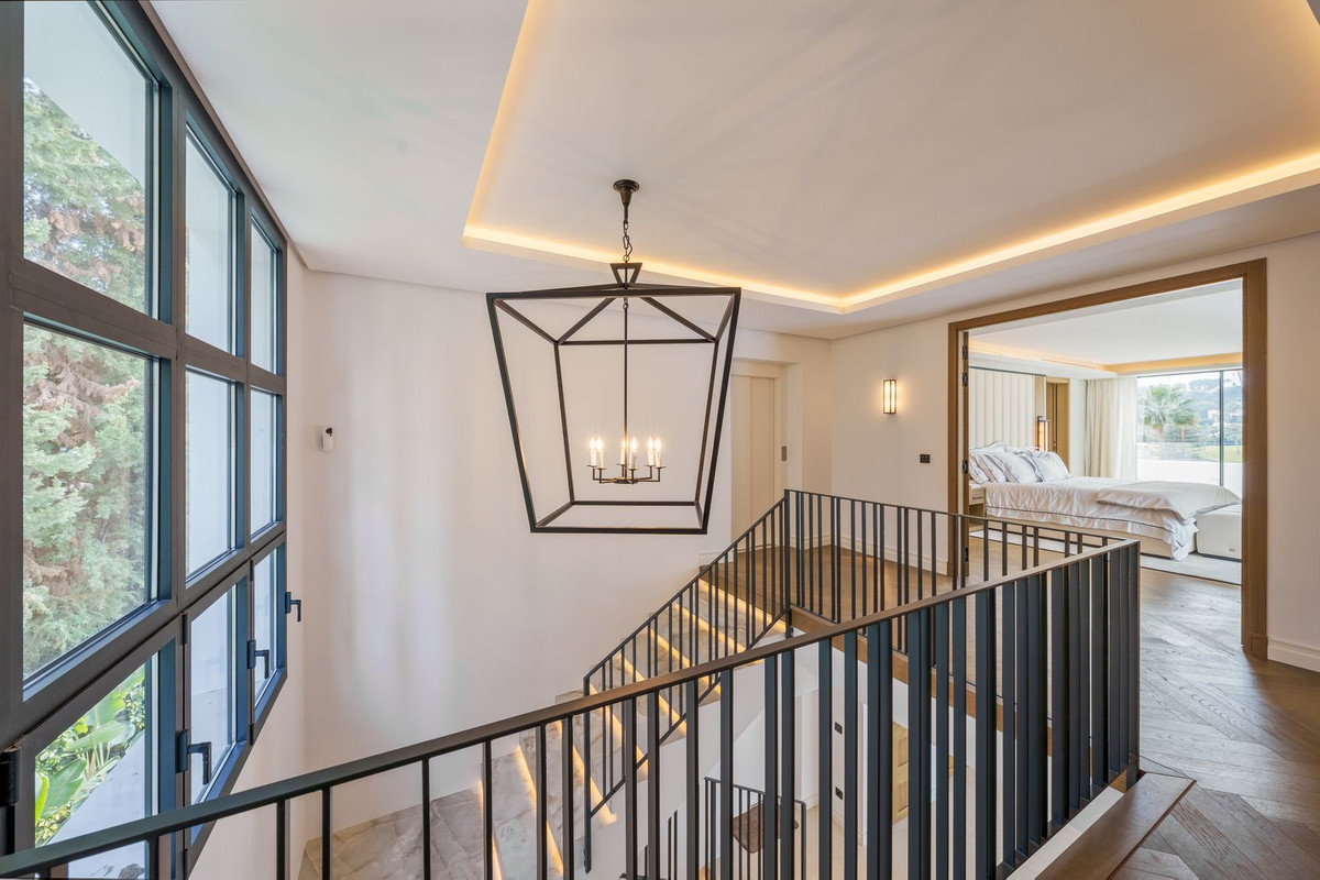 5 Bedroom Villa for Sale in Nueva Andalucía — view 18