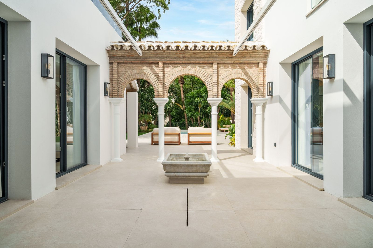 5 Bedroom Villa for Sale in Nueva Andalucía — 5