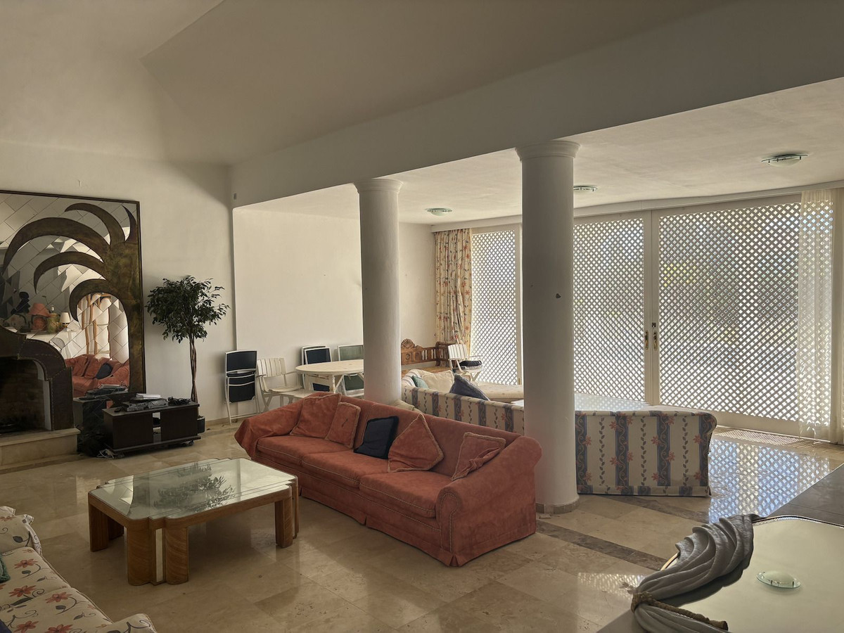 6 Bedroom Villa for Sale in The Golden Mile — 6