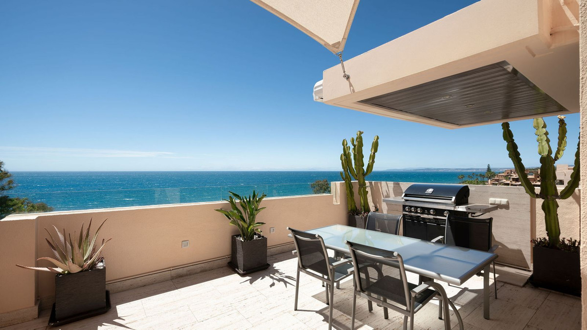 6 Bedroom Apartment for Sale in Estepona