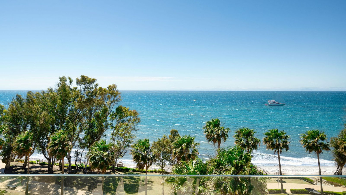 6 Bedroom Apartment for Sale in Estepona — 6
