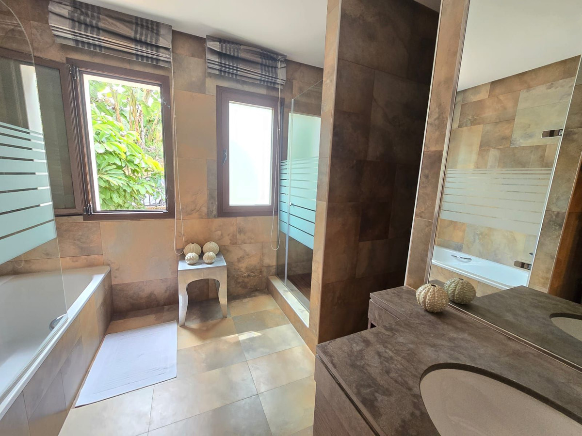 6 Bedroom Villa for Sale in Marbella — view 19