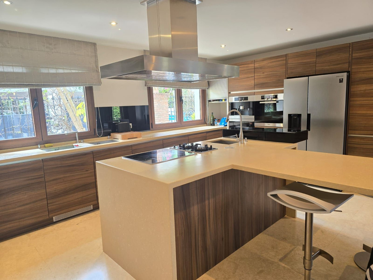 6 Bedroom Villa for Sale in Marbella — 6