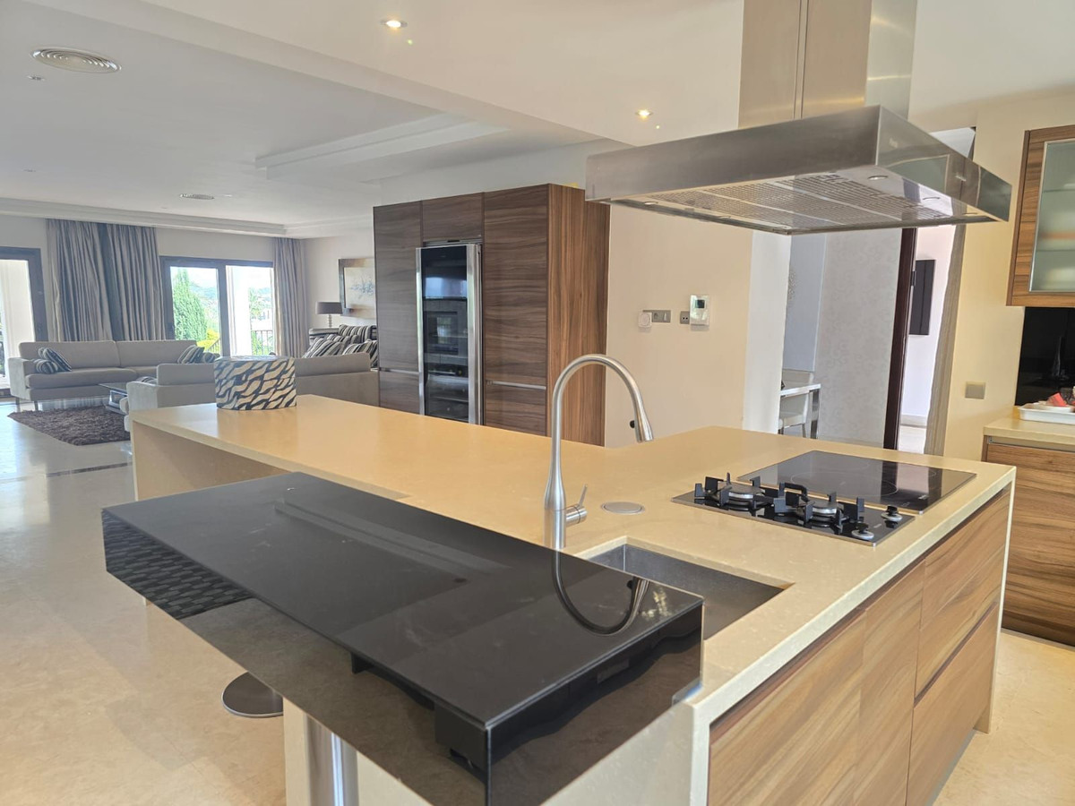6 Bedroom Villa for Sale in Marbella — 7