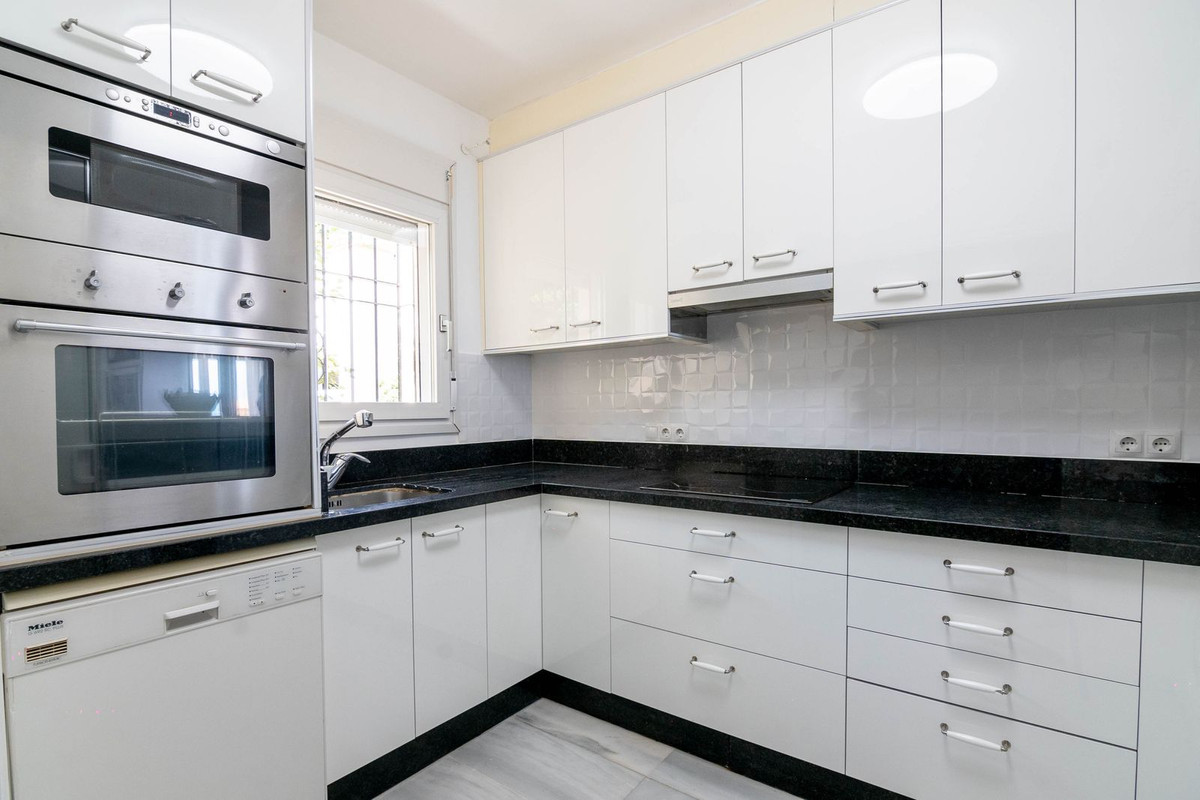 4 Bedroom Villa for Sale in Estepona — view 13