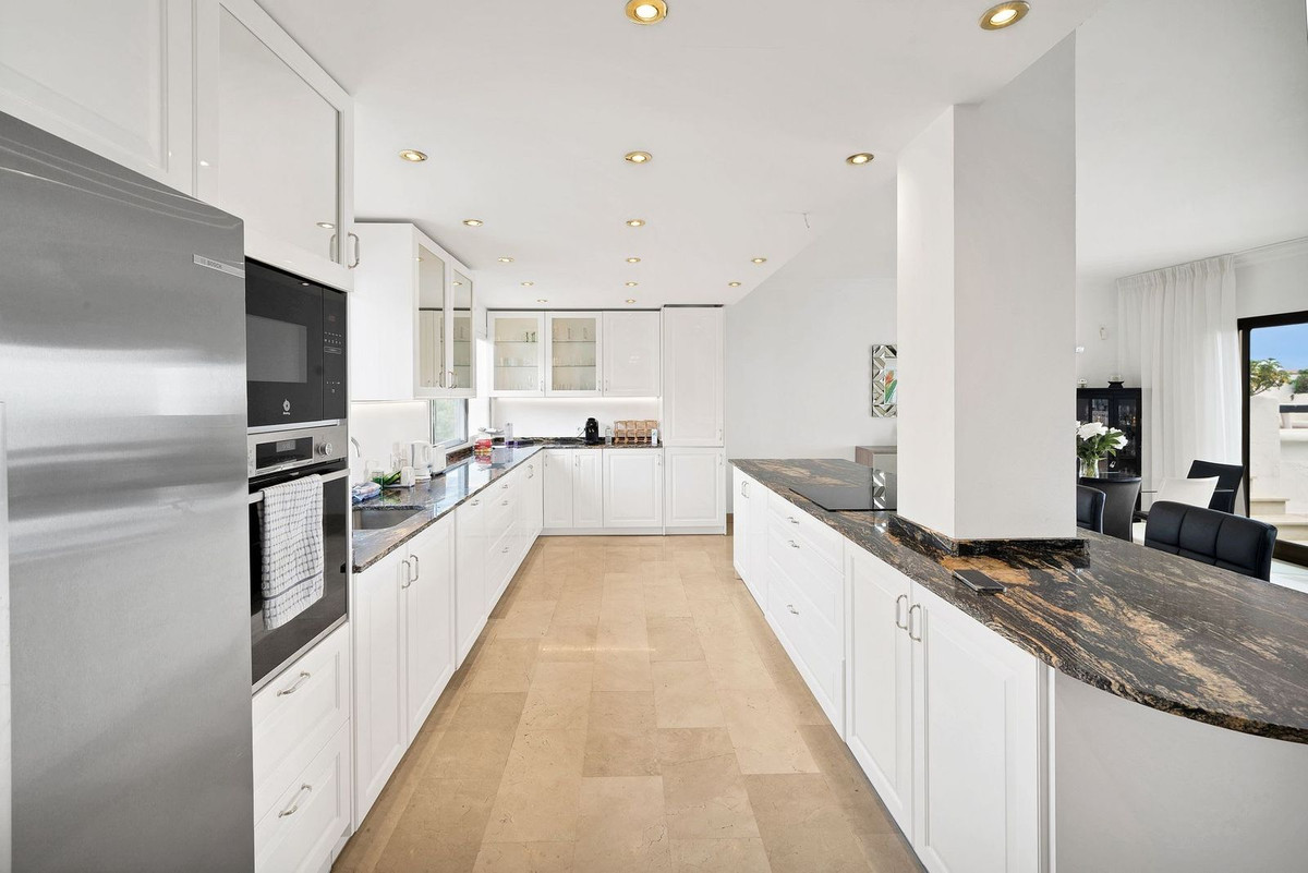 3 Bedroom Apartment for Sale in Marbella — view 10