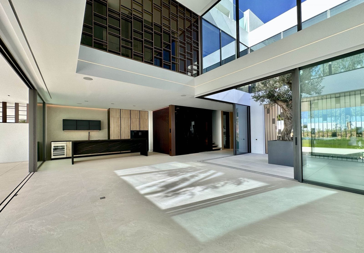 4 Bedroom Villa for Sale in Nueva Andalucía — 4