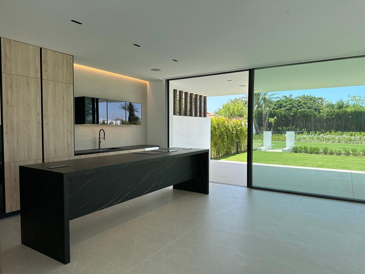4 Bedroom Villa for Sale in Nueva Andalucía — 7