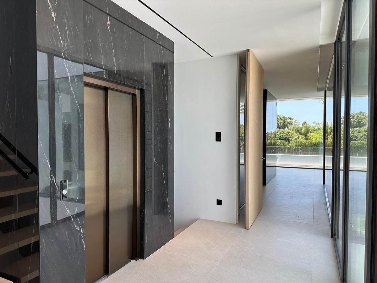 4 Bedroom Villa for Sale in Nueva Andalucía — 8