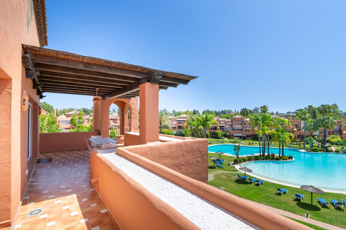 3 Bedroom Apartment for Sale in Guadalmina Baja — 2