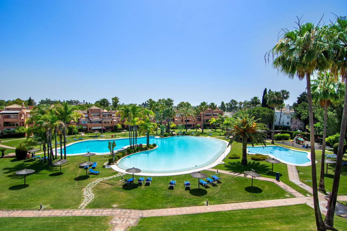 3 Bedroom Apartment for Sale in Guadalmina Baja — 3