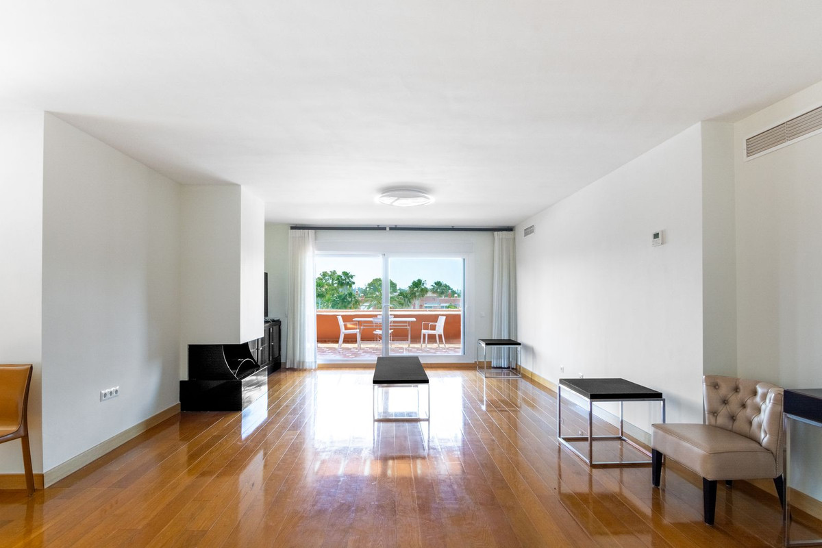 3 Bedroom Apartment for Sale in Guadalmina Baja — 6