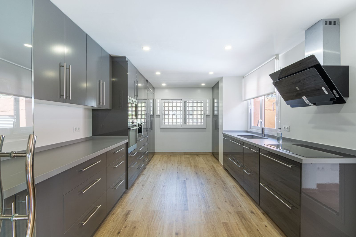 3 Bedroom Apartment for Sale in Guadalmina Baja — 7