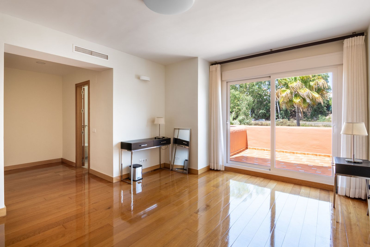 3 Bedroom Apartment for Sale in Guadalmina Baja — 9