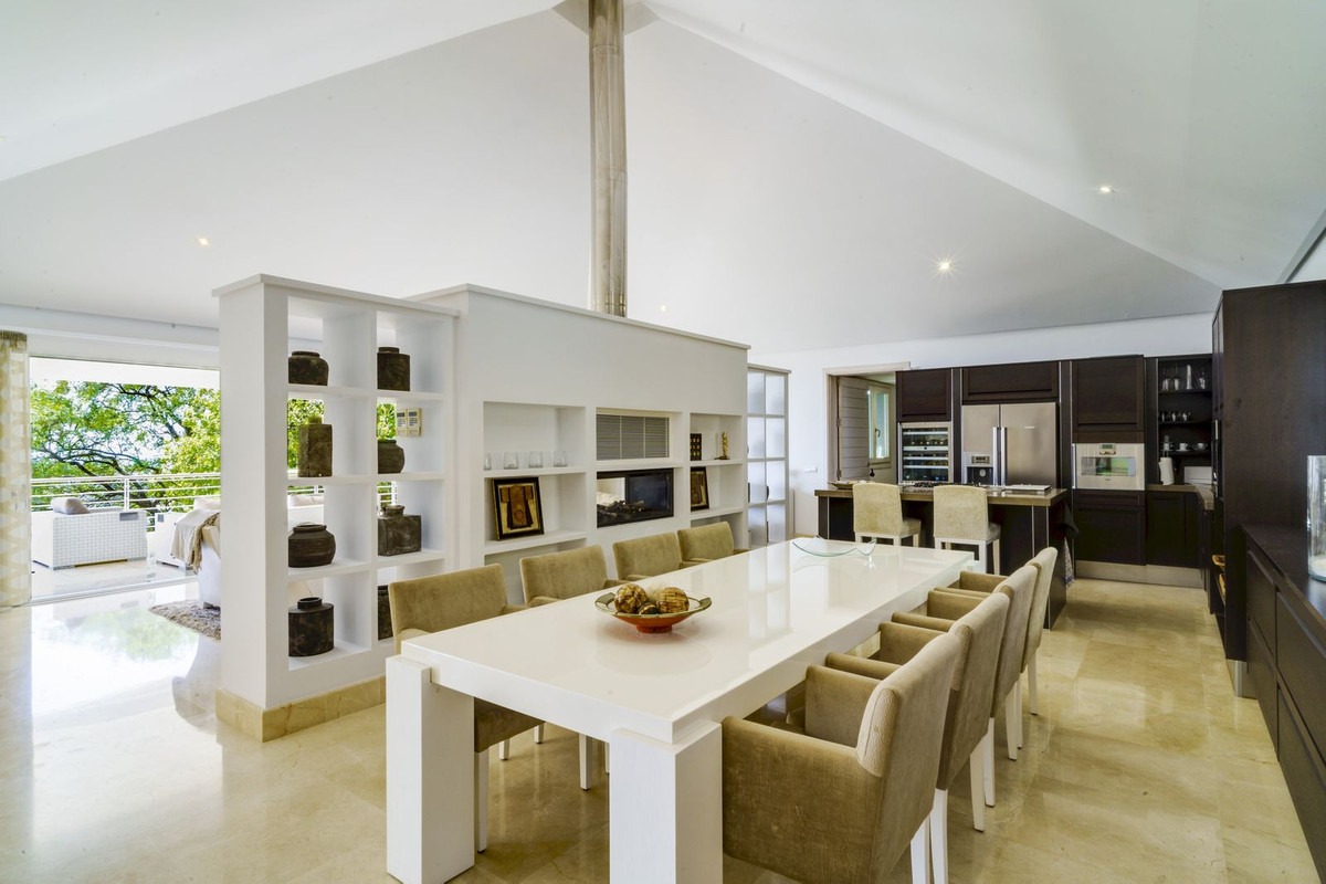 5 Bedroom Villa for Sale in El Madroñal — view 11