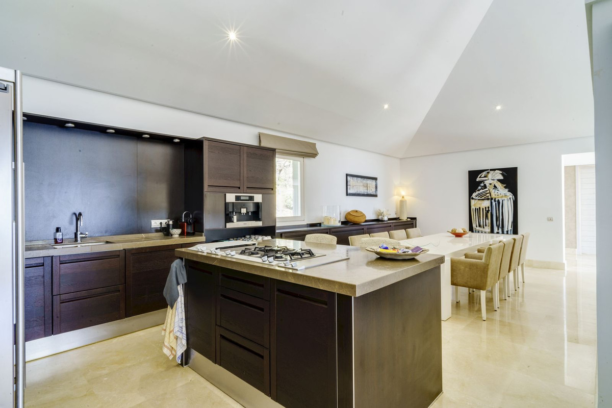 5 Bedroom Villa for Sale in El Madroñal — view 12