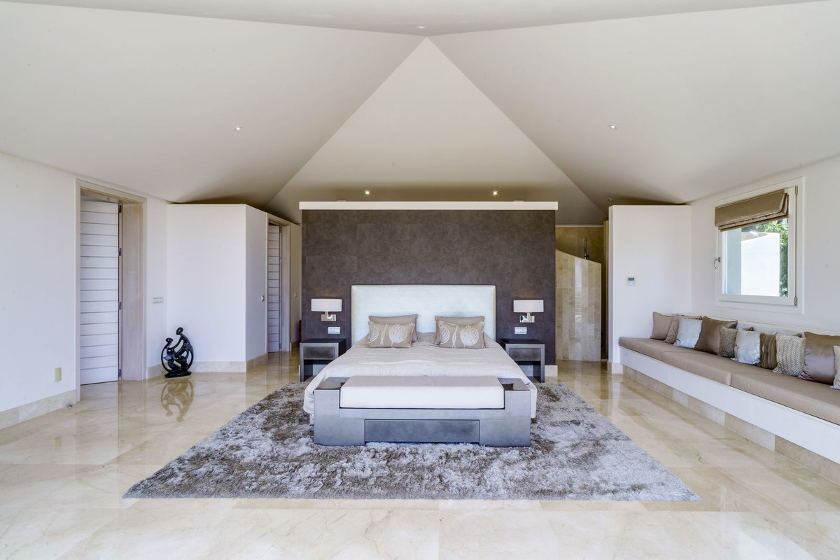5 Bedroom Villa for Sale in El Madroñal — view 15