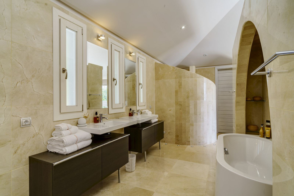 5 Bedroom Villa for Sale in El Madroñal — view 16