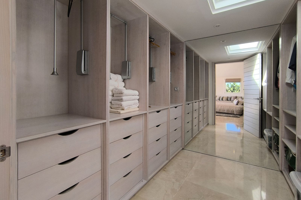 5 Bedroom Villa for Sale in El Madroñal — view 17