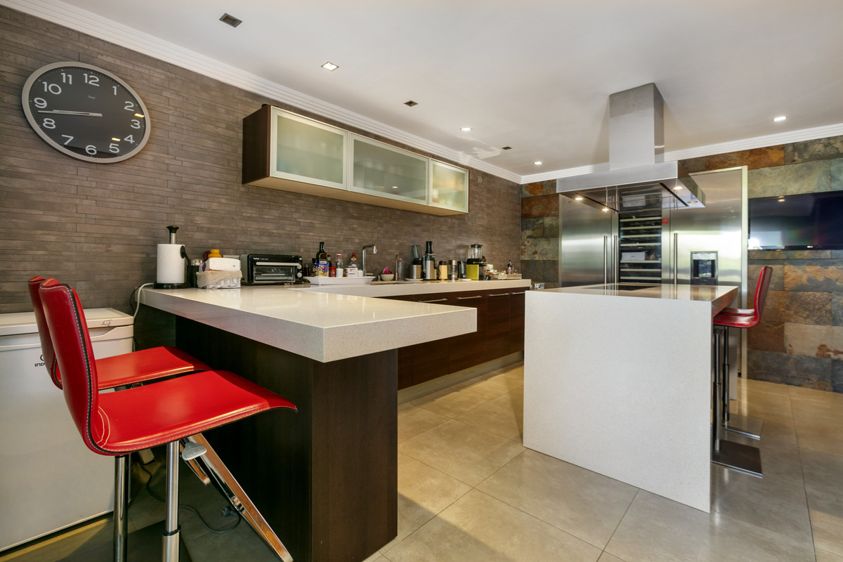 4 Bedroom Apartment for Sale in The Golden Mile — view 13