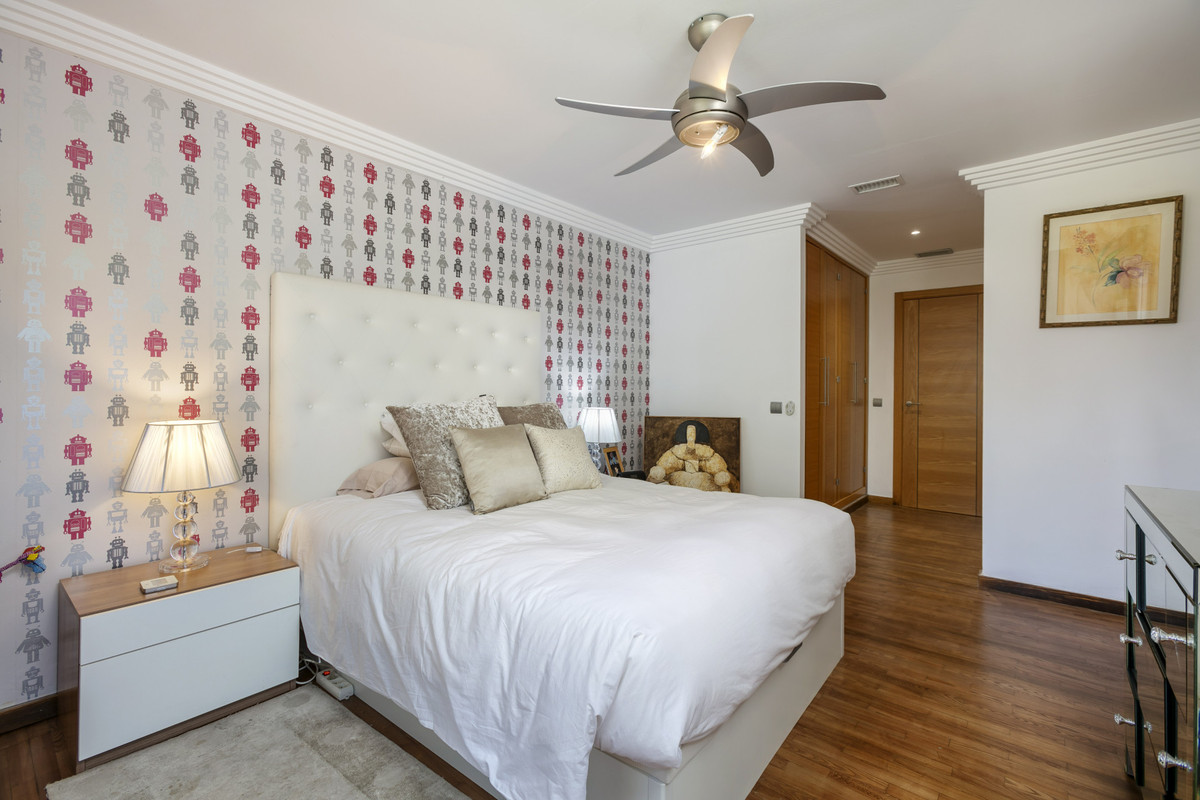 4 Bedroom Apartment for Sale in The Golden Mile — view 16