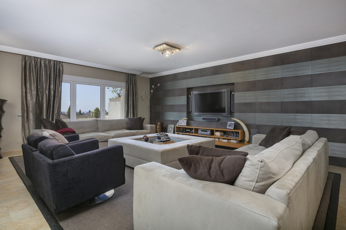 4 Bedroom Apartment for Sale in The Golden Mile — view 17