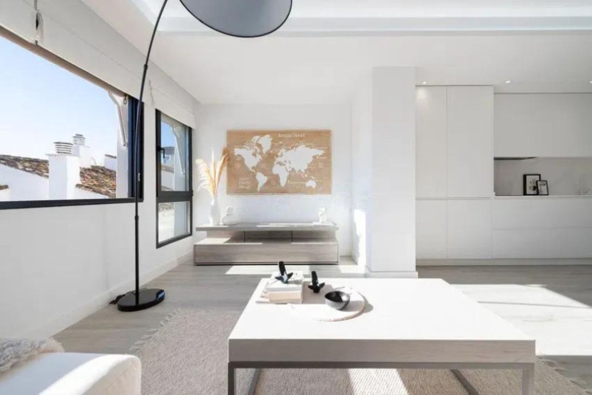 3 Bedroom Apartment for Sale in Puerto Banús — 2