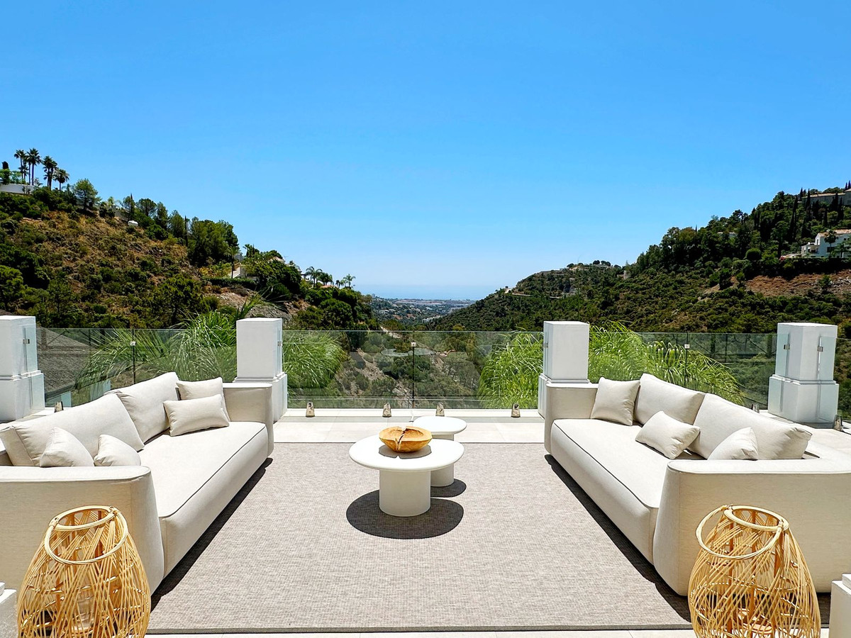5 Bedroom Villa for Sale in El Madroñal — 2