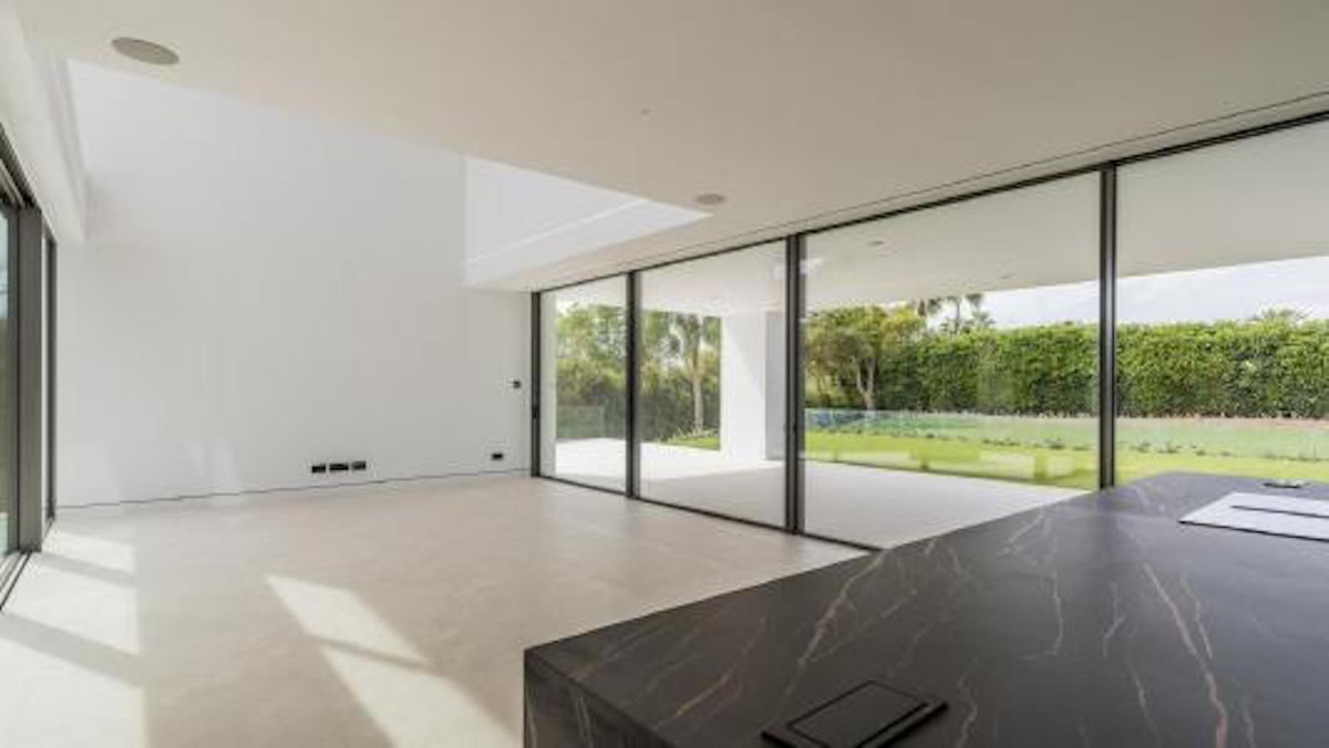 3 Bedroom Villa for Sale in The Golden Mile — 6