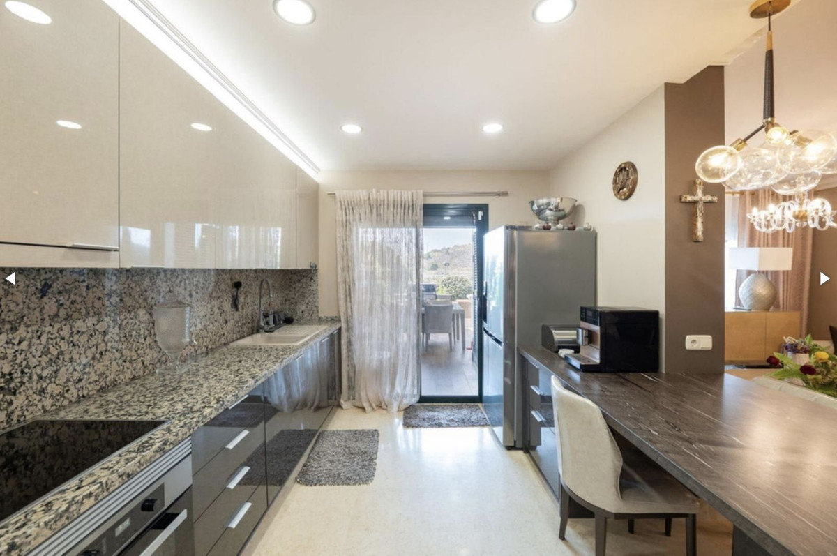 5 Bedroom Apartment for Sale in Benahavís — view 11