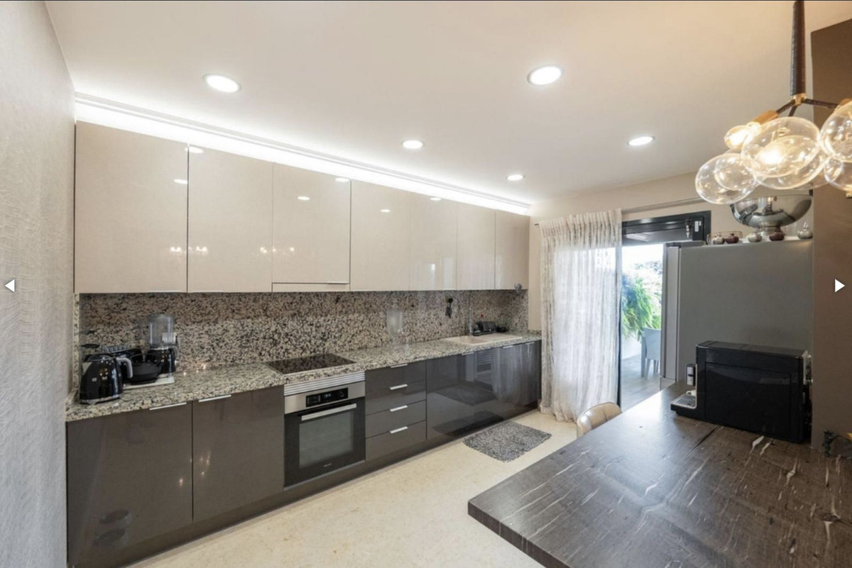 5 Bedroom Apartment for Sale in Benahavís — view 10