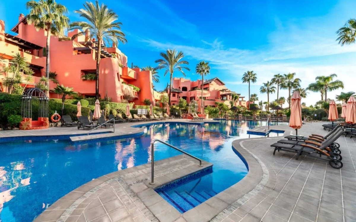 3 Bedroom Apartment for Sale in Estepona — 2