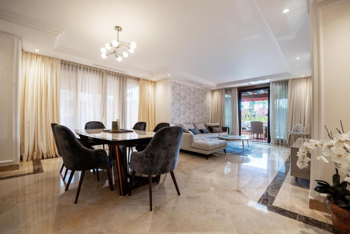 3 Bedroom Apartment for Sale in Estepona — view 11