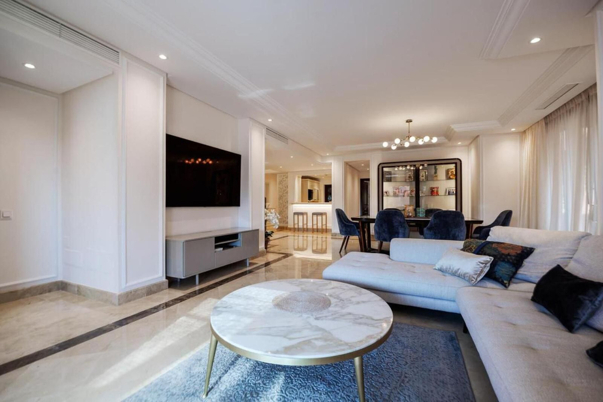 3 Bedroom Apartment for Sale in Estepona — view 10