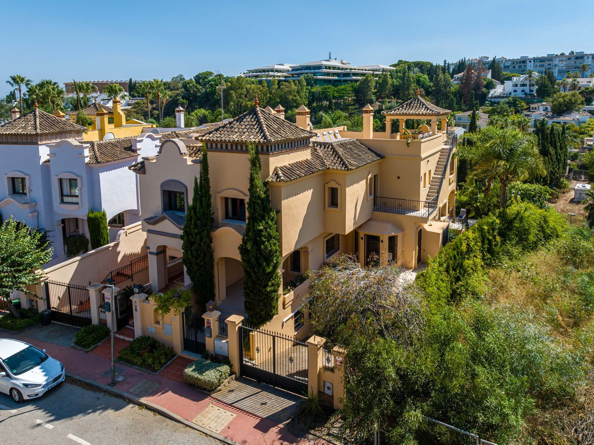 5 Bedroom Villa for Sale in Puerto Banús