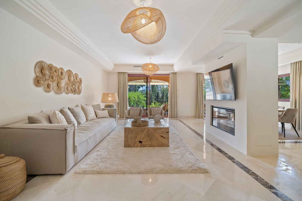 5 Bedroom Villa for Sale in Puerto Banús — 2
