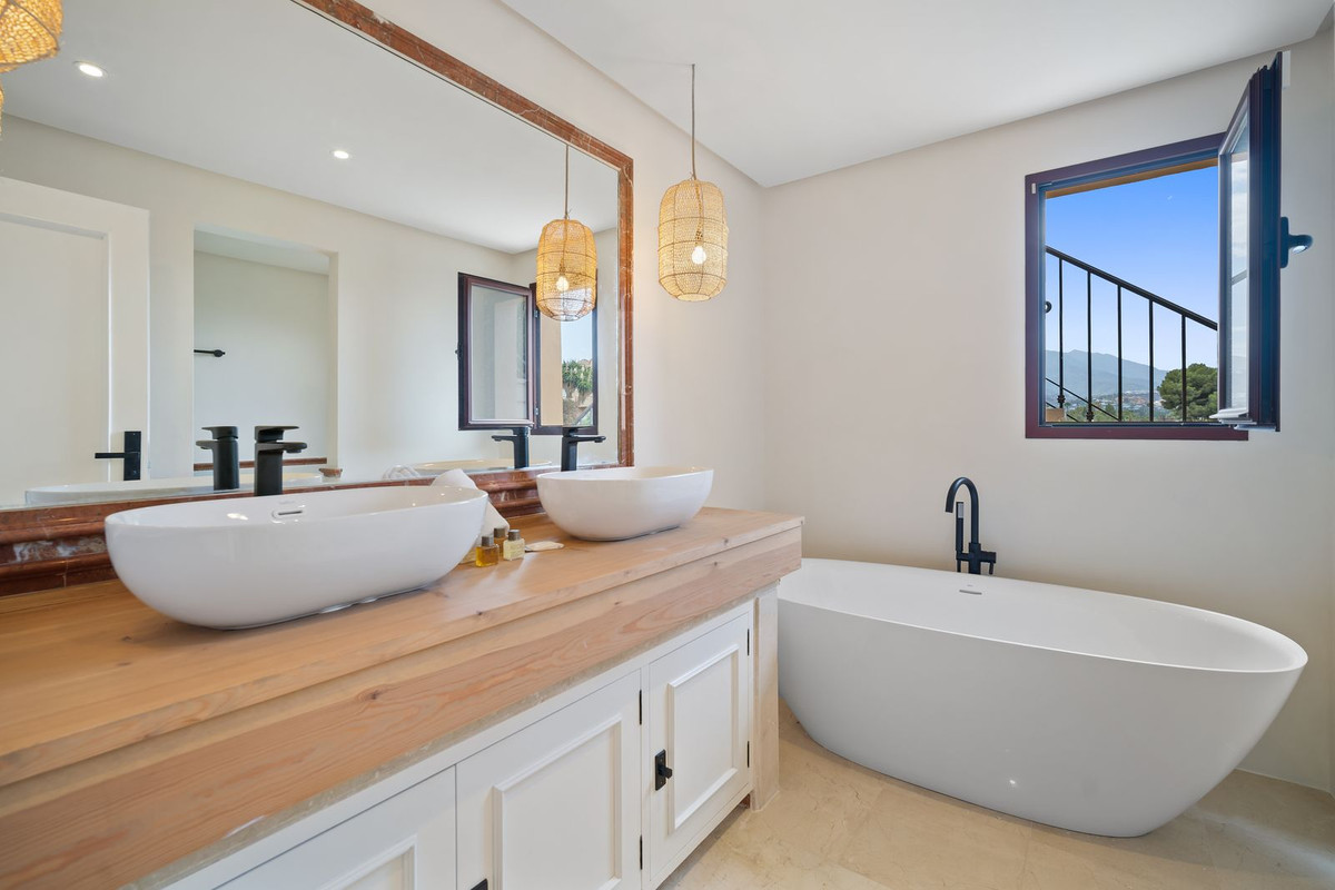 5 Bedroom Villa for Sale in Puerto Banús — view 12
