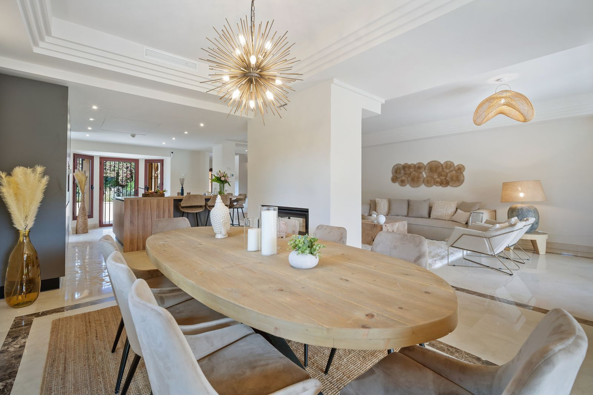 5 Bedroom Villa for Sale in Puerto Banús — 5