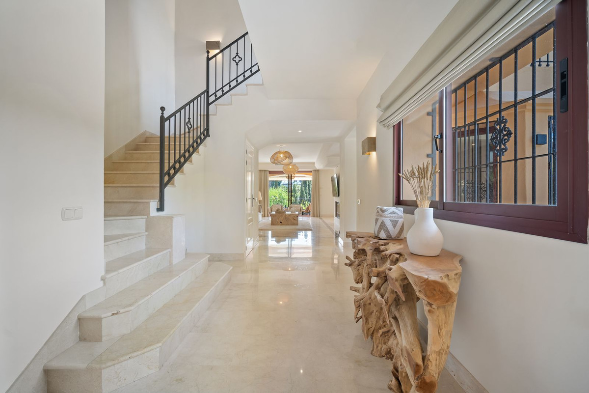 5 Bedroom Villa for Sale in Puerto Banús — 9