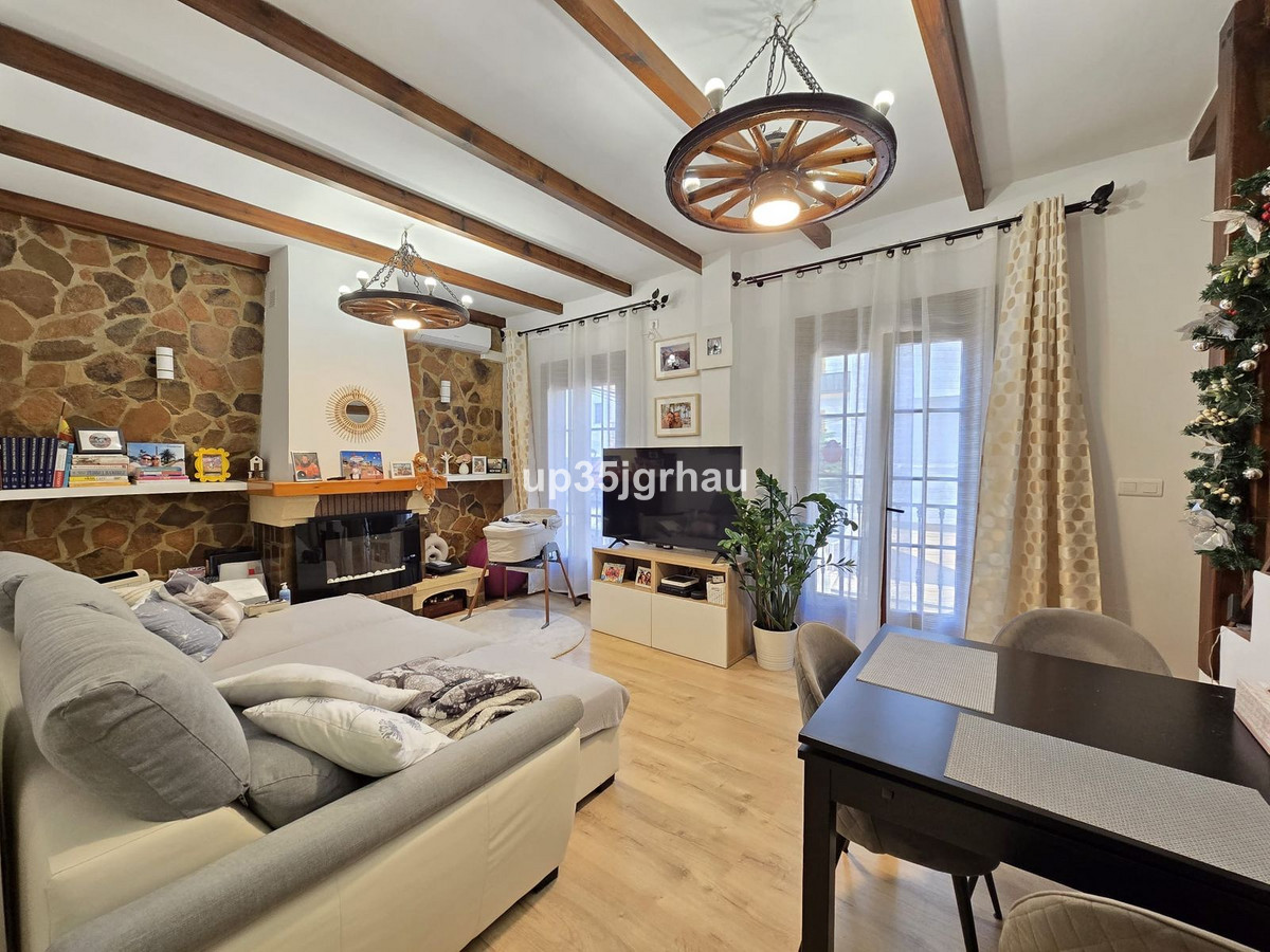 4 Bedroom Villa for Sale in Estepona — 2