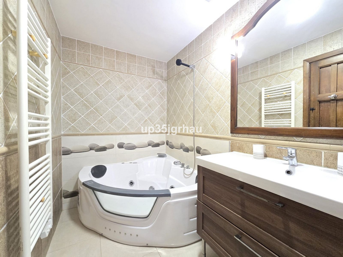 4 Bedroom Villa for Sale in Estepona — 4
